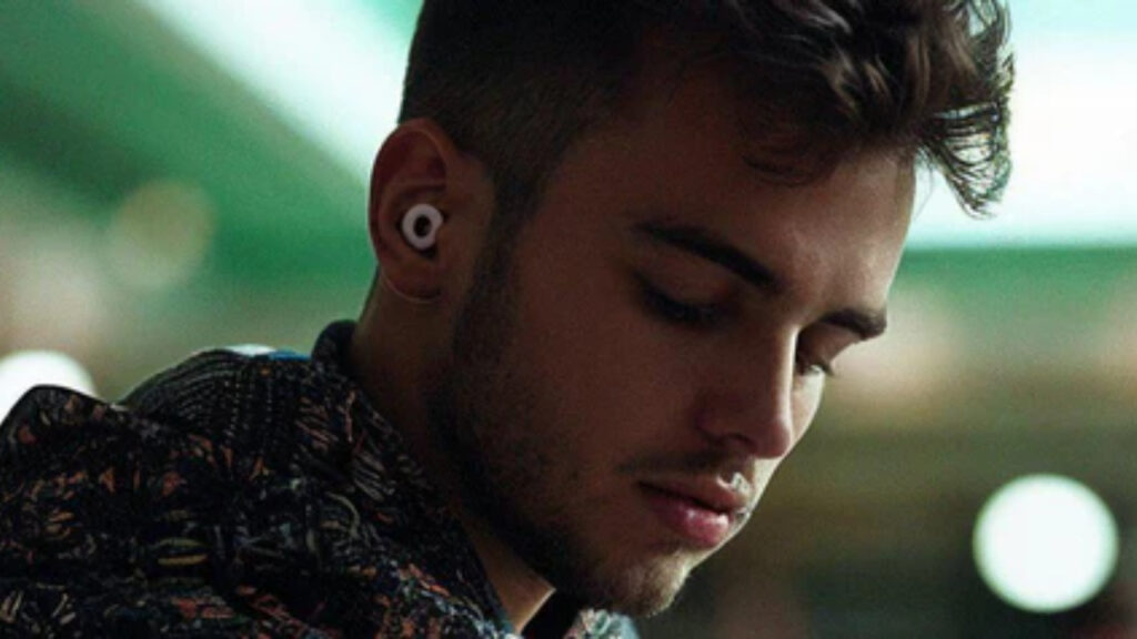 Reusable earplugs with acoustic filtering technology